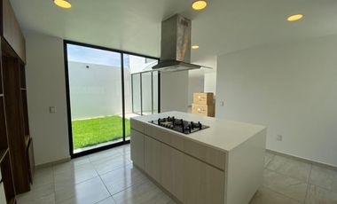 En venta casa con acabados de lujo a 10 min. de Galerías Metepec