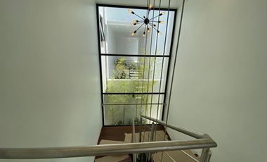 En venta casa con acabados de lujo a 10 min. de Galerías Metepec