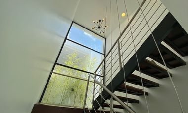 En venta casa con acabados de lujo a 10 min. de Galerías Metepec