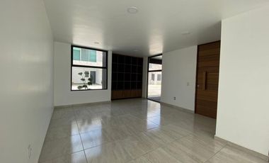 En venta casa con acabados de lujo a 10 min. de Galerías Metepec