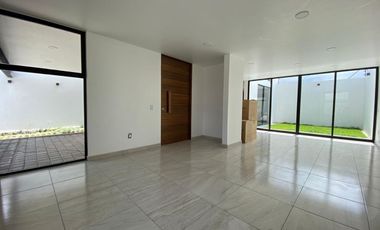 En venta casa con acabados de lujo a 10 min. de Galerías Metepec