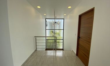 En venta casa con acabados de lujo a 10 min. de Galerías Metepec