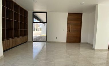En venta casa con acabados de lujo a 10 min. de Galerías Metepec