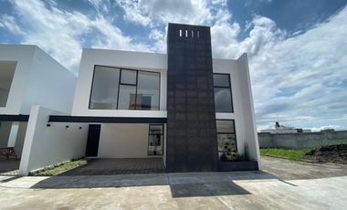 En venta casa con acabados de lujo a 10 min. de Galerías Metepec
