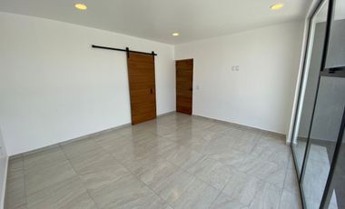 En venta casa con acabados de lujo a 10 min. de Galerías Metepec
