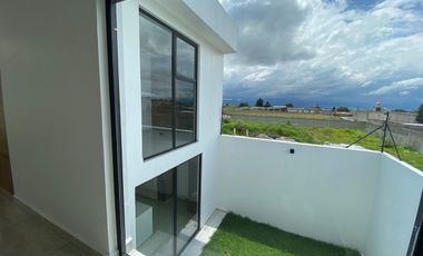 En venta casa con acabados de lujo a 10 min. de Galerías Metepec