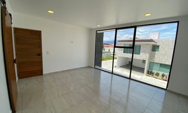 En venta casa con acabados de lujo a 10 min. de Galerías Metepec