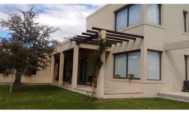 BAJO DE PRECIO!!! HERMOSA CASA EN VENTA BARRIO RINCÓN DE ARAOZ
