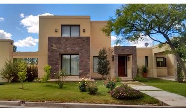 BAJO DE PRECIO!!! HERMOSA CASA EN VENTA BARRIO RINCÓN DE ARAOZ