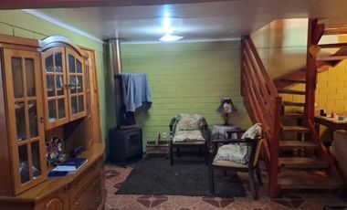 Casa de dos pisos en Villa Monseñor León Prado