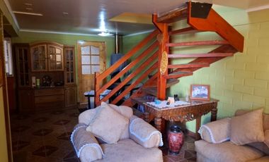 Casa de dos pisos en Villa Monseñor León Prado