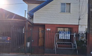 Casa de dos pisos en Villa Monseñor León Prado