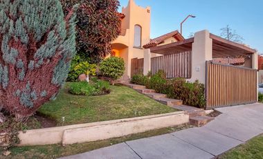 Hermosa y Amplia Casa en Excelente Condominio en Peñalolén