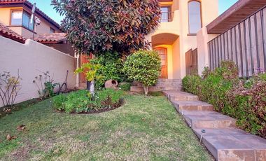 Hermosa y Amplia Casa en Excelente Condominio en Peñalolén