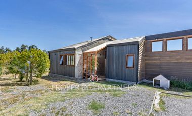 Casa Moderna en Parcela de 5.030 m² con Piscina y Jacuzzi – Calera de Tango, Sector Huequén