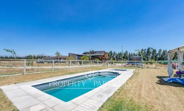 Casa Moderna en Parcela de 5.030 m² con Piscina y Jacuzzi – Calera de Tango, Sector Huequén