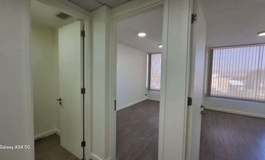 Arriendo Oficina, edificio moderno, en Maipú centro.