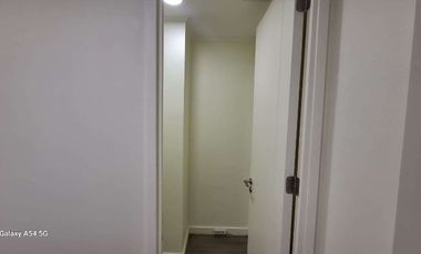 Arriendo Oficina, edificio moderno, en Maipú centro.