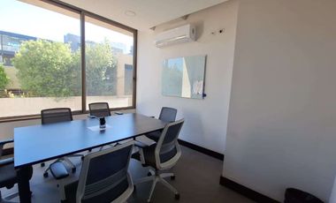 Arriendo Oficina, edificio moderno, en Maipú centro.