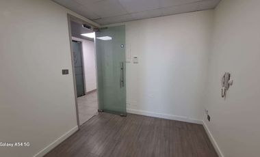 Arriendo Oficina, edificio moderno, en Maipú centro.