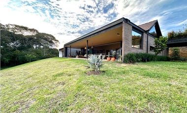 CASA CAMPESTRE VÍA SAN ANTONIO LA CEJA EN ARRIENDO