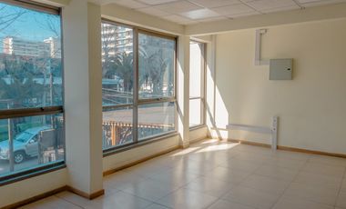 100 UF Local  246m2    4  Poniente, sector costa