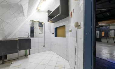 Exclusivo Local de 3 Niveles con Estacionamiento