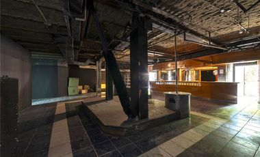 Exclusivo Local de 3 Niveles con Estacionamiento