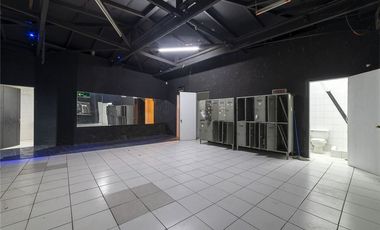 Exclusivo Local de 3 Niveles con Estacionamiento