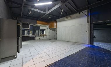 Exclusivo Local de 3 Niveles con Estacionamiento