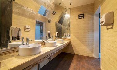 Exclusivo Local de 3 Niveles con Estacionamiento