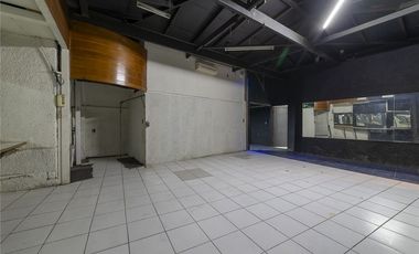 Exclusivo Local de 3 Niveles con Estacionamiento