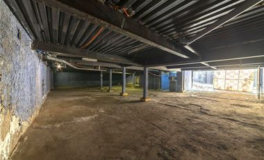 Exclusivo Local de 3 Niveles con Estacionamiento