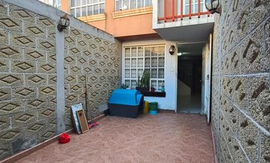 Casa en venta en Héroes Tecamac, Bosques sup.52.50 m2 3 pisos. ( SE ACEPTA INFONAVIT )