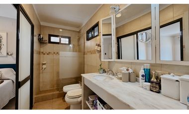 Venta de casa en calle Bavio