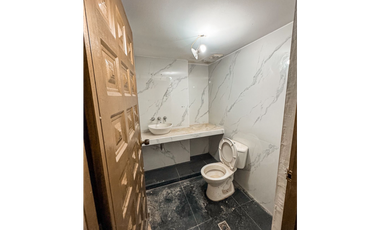 SE ARRIENDA ESPECTACULAR CASA COMERCIAL EN CABECERA