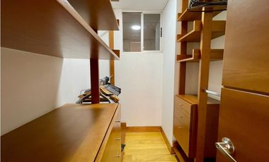 Apartaestudio en el San Fernando Plaza para la renta amoblada, piso 4