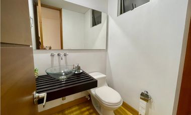 Apartaestudio en el San Fernando Plaza para la renta amoblada, piso 4