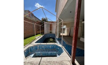 Casa en Venta en Club de Golf con alberca y gran jardín