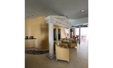 Casa en Venta en Club de Golf con alberca y gran jardín