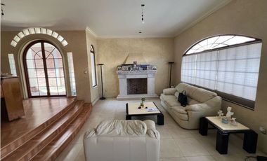 Casa en Venta en Club de Golf con alberca y gran jardín