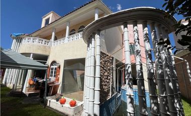 Casa en Venta en Club de Golf con alberca y gran jardín