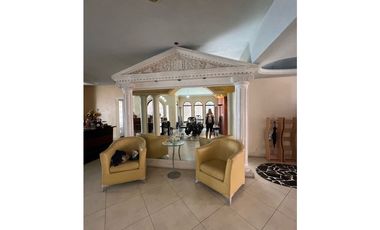 Casa en Venta en Club de Golf con alberca y gran jardín