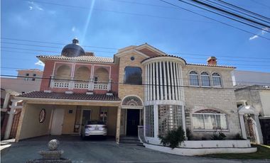 Casa en Venta en Club de Golf con alberca y gran jardín