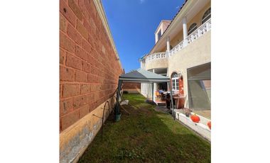 Casa en Venta en Club de Golf con alberca y gran jardín