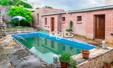 Casa en venta con cochera en Grand Bourg