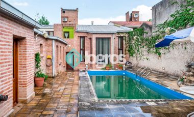 Casa en venta con cochera en Grand Bourg