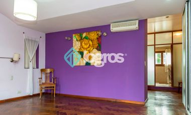 Casa en venta con cochera en Grand Bourg