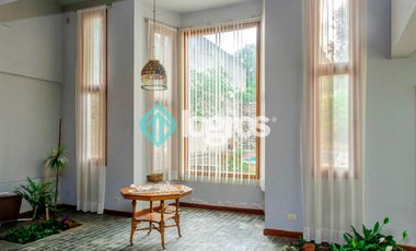 Casa en venta con cochera en Grand Bourg