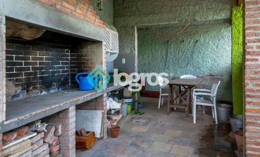 Casa en venta con cochera en Grand Bourg